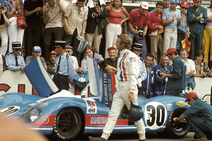 Kombinéza Steva McQueena z filmu Le Mans - 984 tisíc dolarů (v roce 2011 přibližně 17,2 milionu korun)
Steve McQueen měl tuto kombinézu na sobě při natáčení filmu Le Mans v roce 1971. Na kapsičce kombinézy je vyšité jméno postavy, kterou Steve McQueen hrál, tedy Michaela Delaneyho. Na horní části jsou pak loga firem Gulf, Firestone a Heuer a americká vlajka. Vydražená částka 984 tisíc dolarů udělala z kombinézy nejdražší kousek z výbavy pro automobilové závody, který není součástí auta.
Kombinéza Steva McQueena z filmu Le Mans - 984 tisíc dolarů (v roce 2011 přibližně 17,2 milionu korun)
Steve McQueen měl tuto kombinézu na sobě při natáčení filmu Le Mans v roce 1971. Na kapsičce kombinézy je vyšité jméno postavy, kterou Steve McQueen hrál, tedy Michaela Delaneyho. Na horní části jsou pak loga firem Gulf, Firestone a Heuer a americká vlajka. Vydražená částka 984 tisíc dolarů udělala z kombinézy nejdražší kousek z výbavy pro automobilové závody, který není součástí auta.