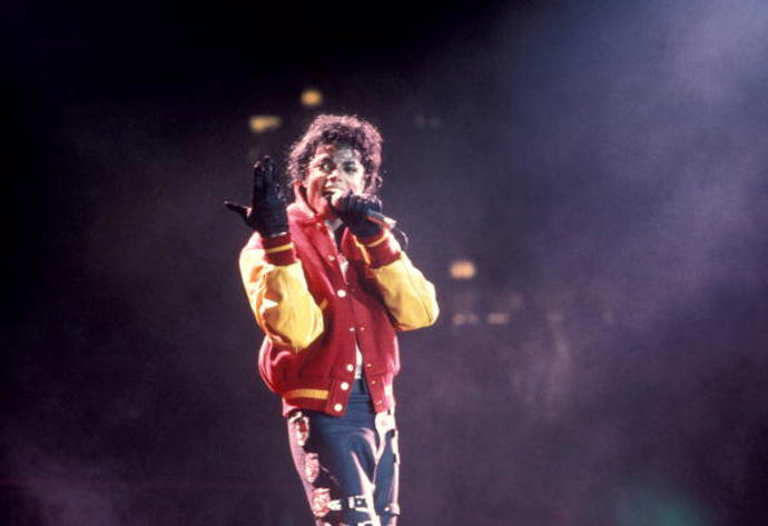 Bunda z klipu Thriller Michaela Jacksona - 1,8 milionu dolarů (v roce 2011 asi 31,5 milionu korun)
Kdo by si nepamatoval slavný červený kostým, který má na sobě Michael Jackson v klipu k písničce Thriller. Michael Jackson po natočení klipu bundu daroval kostýmním návrhářům Dennisu Tompkinsonovi a Michaelu Bushovi. Na bundě je pro ně i věnování "Love Michael Jackson". Odhadovalo se, že se bunda vydraží za 200 až 400 tisíc dolarů. Proto konečná částka 1,8 milionů dolarů všechny překvapila. Nyní bundu vlastní Lady Gaga, která v pořadu Carpool Karaoke přiznala, že vlastní asi 400 věcí ze sbírky kostýmů Michaela Jacksona. Všechny věci uchovává v klimatizované místnosti, aby nezastarávaly. Zpěvačka, herečka a obdivovatelka Michaela Jacksona dokonce přemýšlí o otevření muzea krále popu.
Bunda z klipu Thriller Michaela Jacksona - 1,8 milionu dolarů (v roce 2011 asi 31,5 milionu korun)
Kdo by si nepamatoval slavný červený kostým, který má na sobě Michael Jackson v klipu k písničce Thriller. Michael Jackson po natočení klipu bundu daroval kostýmním návrhářům Dennisu Tompkinsonovi a Michaelu Bushovi. Na bundě je pro ně i věnování "Love Michael Jackson". Odhadovalo se, že se bunda vydraží za 200 až 400 tisíc dolarů. Proto konečná částka 1,8 milionů dolarů všechny překvapila. Nyní bundu vlastní Lady Gaga, která v pořadu Carpool Karaoke přiznala, že vlastní asi 400 věcí ze sbírky kostýmů Michaela Jacksona. Všechny věci uchovává v klimatizované místnosti, aby nezastarávaly. Zpěvačka, herečka a obdivovatelka Michaela Jacksona dokonce přemýšlí o otevření muzea krále popu.