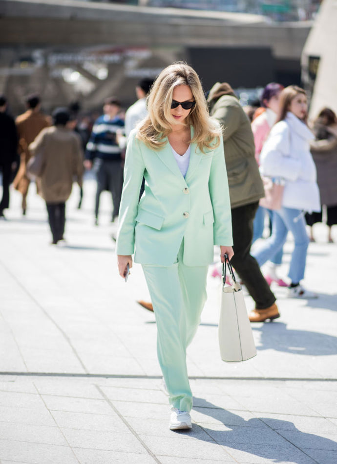 ... a pokud vám bude zpod saka decentně vykukovat bílé tričko, bude outfit perfektní. 
