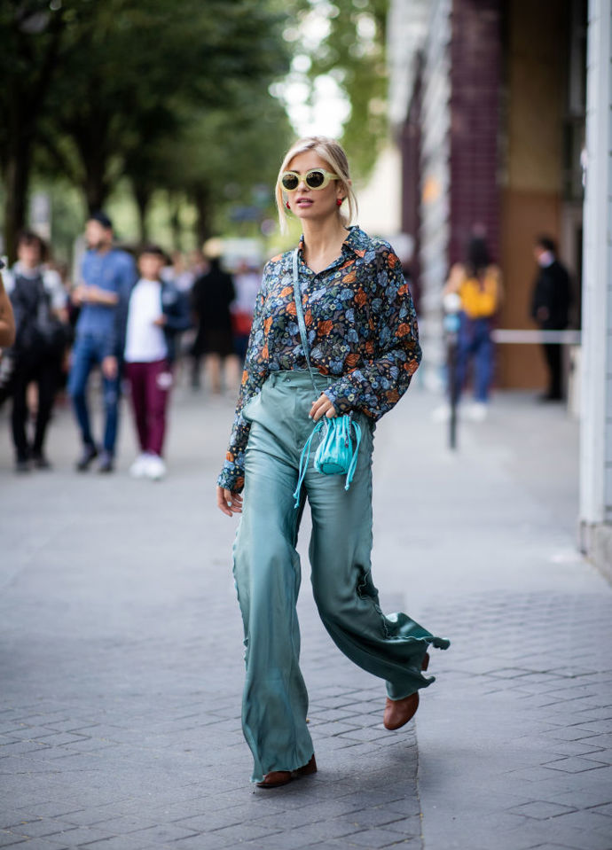 Mintové kalhoty samozřejmě nemusí být jen úzké skinny, ale i rozevláté z lehkého materiálu. Zkombinovat je s květovanou košilí a hnědými chelsea botami pak vůbec není špatný nápad!
