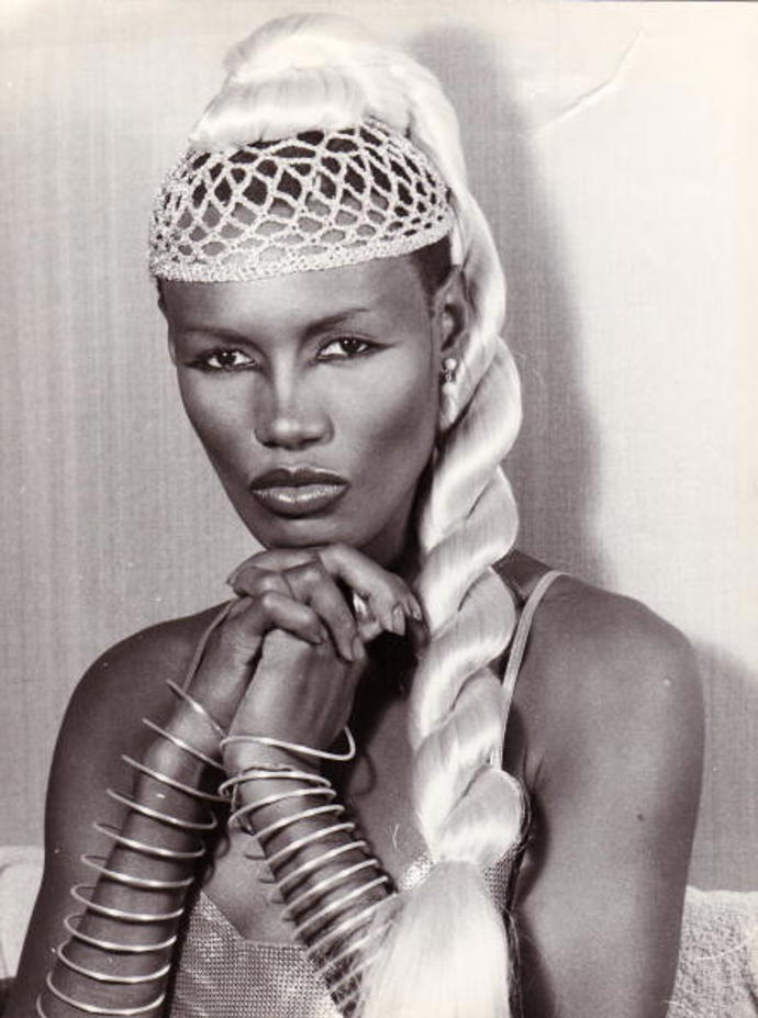 Grace Jones

Andy Warhol a Grace Jones spolu šli jako pár na svatbu Arnolda Schwarzeneggera a Marie Shriver v roce 1986. Přišli pozdě a za skřípání dveří vtrhli do kostela zrovna ve chvíli, kdy si snoubenci říkali své sliby. Tetě nevěsty, což byla Jackie Kennedy, se to moc nelíbilo. Neuchvátily ji ani sytě zelené Alaia šaty, do kterých se Grace po cestě z letiště převlékla.

