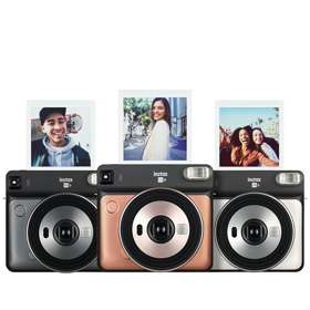 FujiFilm Instax SQ6. Polaroidy jsou aktuálním trendem a dalo by se říct i životním stylem. Kouzlu instantní fotografie propadne jistě i vaše sestra nebo kamarádka, které tímto foťákem obdarujete. To napětí při čekání, jestli se fotka povedla nenahradí žádná zrcadlovka. A navíc je polaroid skvělý módní doplněk. Redaktorce Káje padl do oka FujiFilm Instax SQ6 v krásné rosegold barvě, který dělá čtvercové fotky. Doufá, že ho letos taky najde pod stromečkem!
FujiFilm Instax SQ6. Polaroidy jsou aktuálním trendem a dalo by se říct i životním stylem. Kouzlu instantní fotografie propadne jistě i vaše sestra nebo kamarádka, které tímto foťákem obdarujete. To napětí při čekání, jestli se fotka povedla nenahradí žádná zrcadlovka. A navíc je polaroid skvělý módní doplněk. Redaktorce Káje padl do oka FujiFilm Instax SQ6 v krásné rosegold barvě, který dělá čtvercové fotky. Doufá, že ho letos taky najde pod stromečkem!