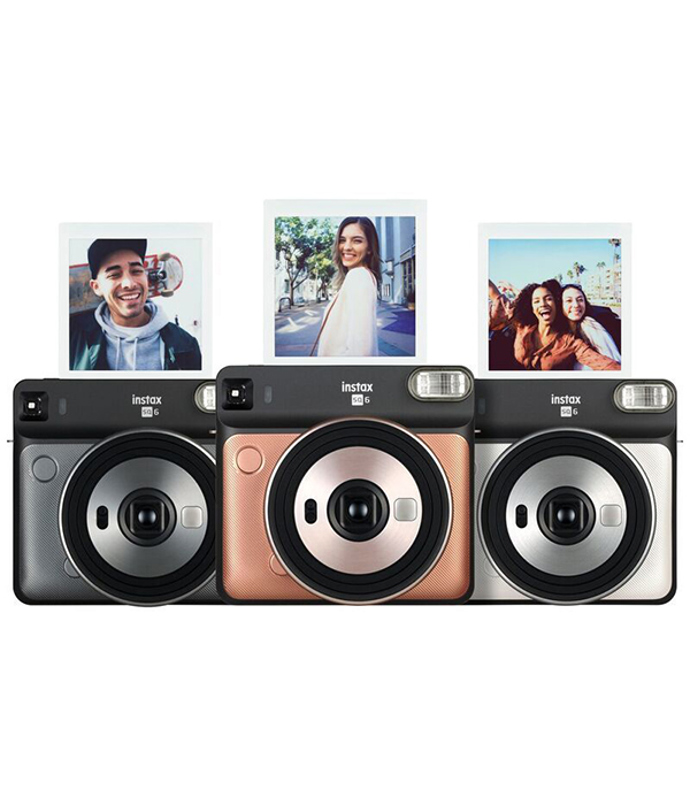 FujiFilm Instax SQ6. Polaroidy jsou aktuálním trendem a dalo by se říct i životním stylem. Kouzlu instantní fotografie propadne jistě i vaše sestra nebo kamarádka, které tímto foťákem obdarujete. To napětí při čekání, jestli se fotka povedla nenahradí žádná zrcadlovka. A navíc je polaroid skvělý módní doplněk. Redaktorce Káje padl do oka FujiFilm Instax SQ6 v krásné rosegold barvě, který dělá čtvercové fotky. Doufá, že ho letos taky najde pod stromečkem!
FujiFilm Instax SQ6. Polaroidy jsou aktuálním trendem a dalo by se říct i životním stylem. Kouzlu instantní fotografie propadne jistě i vaše sestra nebo kamarádka, které tímto foťákem obdarujete. To napětí při čekání, jestli se fotka povedla nenahradí žádná zrcadlovka. A navíc je polaroid skvělý módní doplněk. Redaktorce Káje padl do oka FujiFilm Instax SQ6 v krásné rosegold barvě, který dělá čtvercové fotky. Doufá, že ho letos taky najde pod stromečkem!