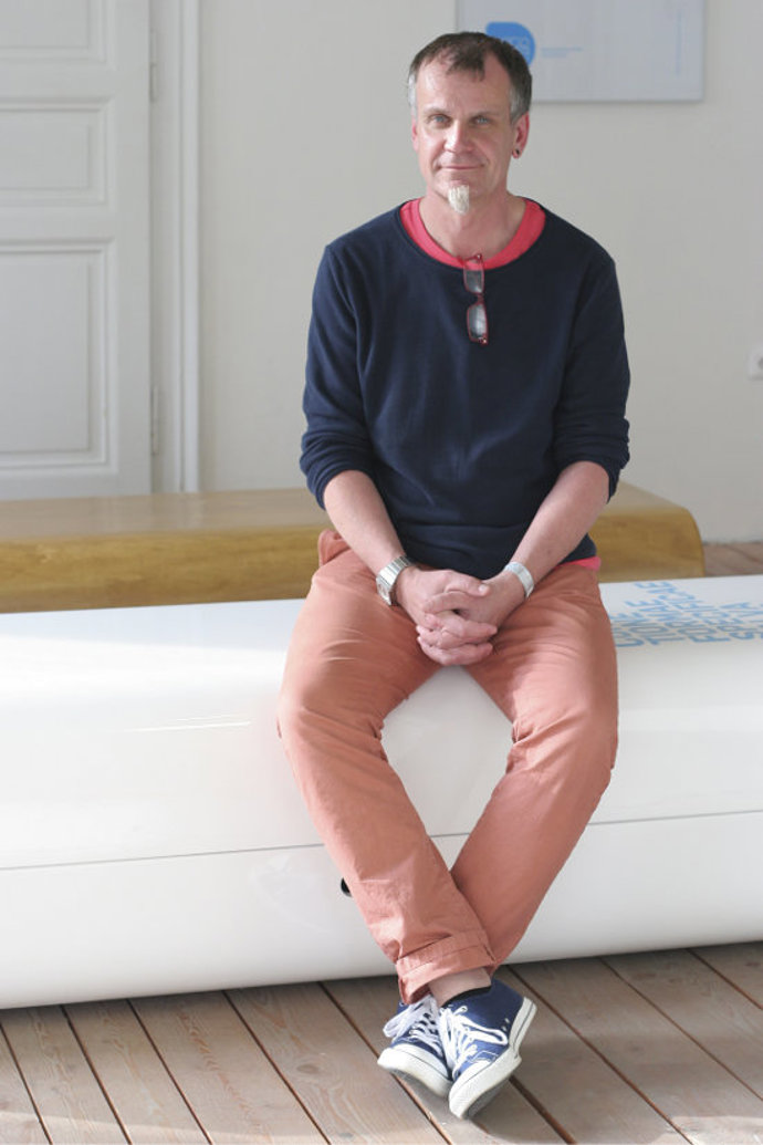 Jiří Ďuriš vystudoval Univerzitu Tomáše Bati ve Zlíně v oboru Průmyslového designu, dvacet let pracoval jako grafický designer a v současné době je ředitelem firmy HogoFogoDesign a učí na Střední škole designu a módy v Prostějově. Na jeho sérií rakví prý lidé reagují pozitivně. Foto: Hogofogodesign.com
