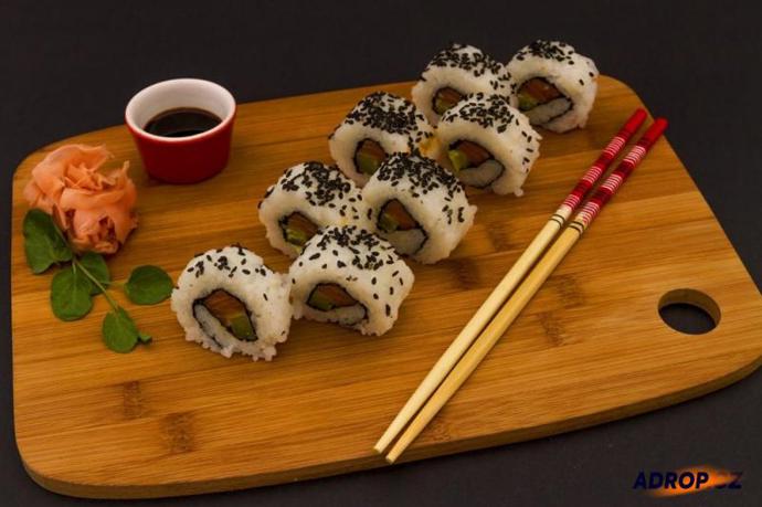 Kurz vaření - příprava sushi
Vaření už dávno není jen zálibou či povinností žen. Muži se v kuchyni mnohdy umí otáčet lépe než jejich polovičky. Jestli chcete obdarovat gurmána, který si rád sám něco ukuchtí nebo dokonce i pohostí návštěvy, vsaďte na kurz přípravy nejznámějšího japonského jídla v podání sushi mistrů. Díky tomu už na maki, nigri a báječné letní závitky nebude muset vyrážet do bistra nebo daleké Asie, ale v klidu si je připraví doma.
Cena: 2 490 Kč, více na www.adrop.cz
Kurz vaření - příprava sushi
Vaření už dávno není jen zálibou či povinností žen. Muži se v kuchyni mnohdy umí otáčet lépe než jejich polovičky. Jestli chcete obdarovat gurmána, který si rád sám něco ukuchtí nebo dokonce i pohostí návštěvy, vsaďte na kurz přípravy nejznámějšího japonského jídla v podání sushi mistrů. Díky tomu už na maki, nigri a báječné letní závitky nebude muset vyrážet do bistra nebo daleké Asie, ale v klidu si je připraví doma.
Cena: 2 490 Kč, více na www.adrop.cz