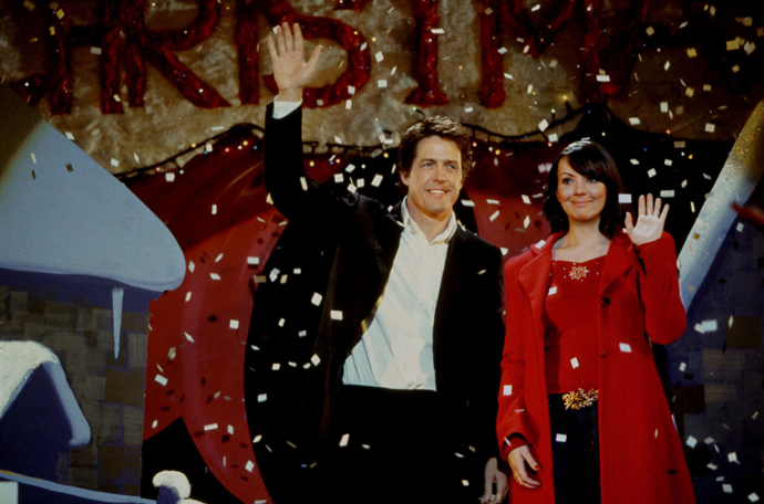 Ve scéně, kdy David (Hugh Grant) přichází do svého nového sídla na Downing Street 10, se mu před tím, než potká Natalie, celkem jedenáctkrát změní kravata. Respektive s každým novým střihem. Hugh Grant si totiž po obědové pauze při natáčení omylem převlékl kravatu a nikdo si toho nevšiml. Z chyby se režisér Richard Curtis rozhodl udělat vtip, a tak ji záměrně měnili mezi záběry.
