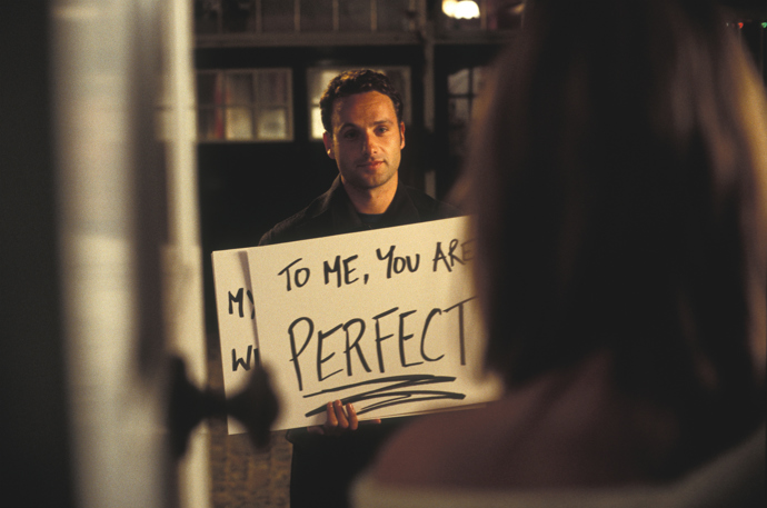 Na koláži, kterou Mark (Andrew Lincoln) ukazuje Juliet (Keira Knightley) v památné scéně s cedulemi, je mimo jiné i česká modelka Eva Herzigová.
