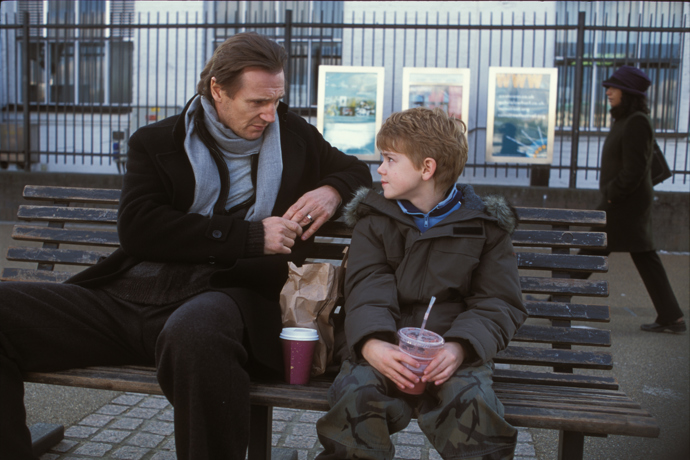 Daniel (Liam Neeson) stále přemítá, co jeho nevlastní syn dělá zamčený u sebe v pokoji. Obává se, jestli si teprve jedenáctiletý Sam (Thomas Brodie-Sangster) náhodou nepíchá heroin až k padnutí. Nakonec zjistí, že si vylepuje plakáty z romantických filmů, aby se jimi inspiroval, jak oslovit Joannu (Olivia Olson). Tato scéna se nakonec ve filmu neobjevila, ale na DVD byla zařazena mezi bonusy.
