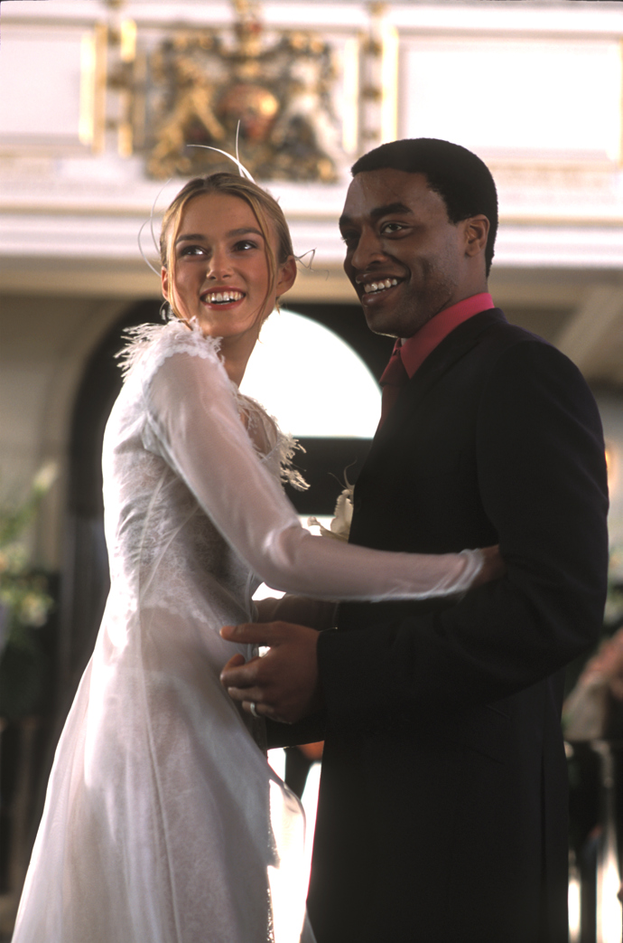  Vikář, který oddává Petera (Chiwetel Ejiofor) a Juliet (Keira Knightley), není herec, ale skutečný kněz.
