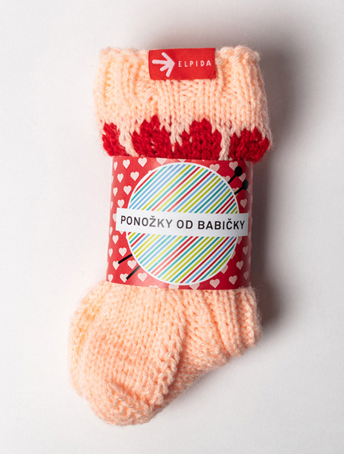 Ponožky od babičky (klidně pro babičku). Znáte to, ručně pletené ponožky hřejí prostě víc než ty klasické. Pokud zrovna nemáte babičku, která plete, můžete podpořit projekt nadace Elpida Ponožky od babičky. Plete je více než 200 babiček z celé České republiky, které za ně dostávají honorář. Každá má svůj styl a každý pár je unikátní.
Ponožky od babičky (klidně pro babičku). Znáte to, ručně pletené ponožky hřejí prostě víc než ty klasické. Pokud zrovna nemáte babičku, která plete, můžete podpořit projekt nadace Elpida Ponožky od babičky. Plete je více než 200 babiček z celé České republiky, které za ně dostávají honorář. Každá má svůj styl a každý pár je unikátní.