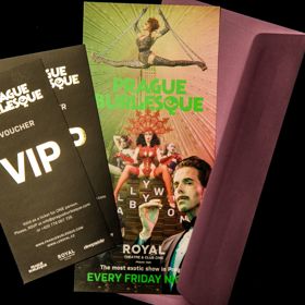 Netradičním a originálním dárkem pod stromeček může být letos poukaz na vystoupení Pražské burlesky. Obdarovaný se může těšit na show Hollywood Babylon plnou nádherných kostýmů, skvělé hudby a dechberoucích výkonů principála Sonnyho Vargase, hvězdné Miss Cool Cat a dalších stálic souboru jako je Lady Mousellyca nebo křehká Yazz. Show Hollywood Babylon se inspiruje leskem i bídou zašlých časů Hollywoodu. Na jedné straně intrikami, závistí a lží protkaný svět show businessu, na straně druhé třpyt, záře reflektorů a roztočené filmové kotouče. Nepředstavitelná zvěrstva zhýralých herců a producentů často vrhala stín na nevinné a idylické snímky stříbrného plátna. O dostatek třpytu se postará jablonecká Preciosa, jež svými zářícími komponenty vyšperkovala kostýmy hlavních protagonistů. Hvězdná Miss Cool Cat vzdává ve svém novém čísle hold americkému „Aqua-Tease“ neboli vodní nádrži, která byla vyrobena podle původních návrhů ze zlatých dob burlesky.
Pražská burleska vystupuje každý pátek večer ve stylovém prostředí vinohradského Divadla Royal a pravidelně zařazuje do programu různá překvapení a speciální hosty.
Dárkové poukazy lze objednávat zde: www.pragueburlesque.com
Netradičním a originálním dárkem pod stromeček může být letos poukaz na vystoupení Pražské burlesky. Obdarovaný se může těšit na show Hollywood Babylon plnou nádherných kostýmů, skvělé hudby a dechberoucích výkonů principála Sonnyho Vargase, hvězdné Miss Cool Cat a dalších stálic souboru jako je Lady Mousellyca nebo křehká Yazz. Show Hollywood Babylon se inspiruje leskem i bídou zašlých časů Hollywoodu. Na jedné straně intrikami, závistí a lží protkaný svět show businessu, na straně druhé třpyt, záře reflektorů a roztočené filmové kotouče. Nepředstavitelná zvěrstva zhýralých herců a producentů často vrhala stín na nevinné a idylické snímky stříbrného plátna. O dostatek třpytu se postará jablonecká Preciosa, jež svými zářícími komponenty vyšperkovala kostýmy hlavních protagonistů. Hvězdná Miss Cool Cat vzdává ve svém novém čísle hold americkému „Aqua-Tease“ neboli vodní nádrži, která byla vyrobena podle původních návrhů ze zlatých dob burlesky.
Pražská burleska vystupuje každý pátek večer ve stylovém prostředí vinohradského Divadla Royal a pravidelně zařazuje do programu různá překvapení a speciální hosty.
Dárkové poukazy lze objednávat zde: www.pragueburlesque.com