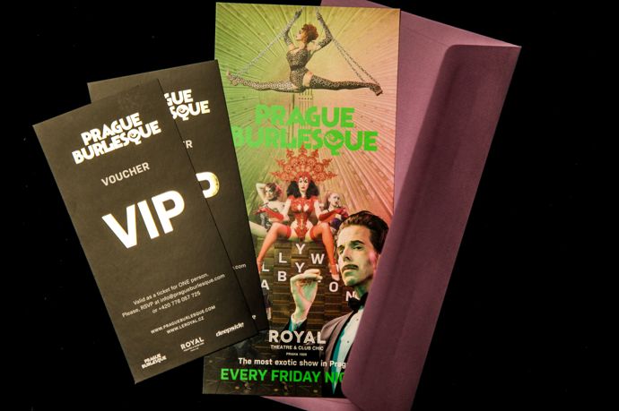 Netradičním a originálním dárkem pod stromeček může být letos poukaz na vystoupení Pražské burlesky. Obdarovaný se může těšit na show Hollywood Babylon plnou nádherných kostýmů, skvělé hudby a dechberoucích výkonů principála Sonnyho Vargase, hvězdné Miss Cool Cat a dalších stálic souboru jako je Lady Mousellyca nebo křehká Yazz. Show Hollywood Babylon se inspiruje leskem i bídou zašlých časů Hollywoodu. Na jedné straně intrikami, závistí a lží protkaný svět show businessu, na straně druhé třpyt, záře reflektorů a roztočené filmové kotouče. Nepředstavitelná zvěrstva zhýralých herců a producentů často vrhala stín na nevinné a idylické snímky stříbrného plátna. O dostatek třpytu se postará jablonecká Preciosa, jež svými zářícími komponenty vyšperkovala kostýmy hlavních protagonistů. Hvězdná Miss Cool Cat vzdává ve svém novém čísle hold americkému „Aqua-Tease“ neboli vodní nádrži, která byla vyrobena podle původních návrhů ze zlatých dob burlesky.
Pražská burleska vystupuje každý pátek večer ve stylovém prostředí vinohradského Divadla Royal a pravidelně zařazuje do programu různá překvapení a speciální hosty.
Dárkové poukazy lze objednávat zde: www.pragueburlesque.com
Netradičním a originálním dárkem pod stromeček může být letos poukaz na vystoupení Pražské burlesky. Obdarovaný se může těšit na show Hollywood Babylon plnou nádherných kostýmů, skvělé hudby a dechberoucích výkonů principála Sonnyho Vargase, hvězdné Miss Cool Cat a dalších stálic souboru jako je Lady Mousellyca nebo křehká Yazz. Show Hollywood Babylon se inspiruje leskem i bídou zašlých časů Hollywoodu. Na jedné straně intrikami, závistí a lží protkaný svět show businessu, na straně druhé třpyt, záře reflektorů a roztočené filmové kotouče. Nepředstavitelná zvěrstva zhýralých herců a producentů často vrhala stín na nevinné a idylické snímky stříbrného plátna. O dostatek třpytu se postará jablonecká Preciosa, jež svými zářícími komponenty vyšperkovala kostýmy hlavních protagonistů. Hvězdná Miss Cool Cat vzdává ve svém novém čísle hold americkému „Aqua-Tease“ neboli vodní nádrži, která byla vyrobena podle původních návrhů ze zlatých dob burlesky.
Pražská burleska vystupuje každý pátek večer ve stylovém prostředí vinohradského Divadla Royal a pravidelně zařazuje do programu různá překvapení a speciální hosty.
Dárkové poukazy lze objednávat zde: www.pragueburlesque.com