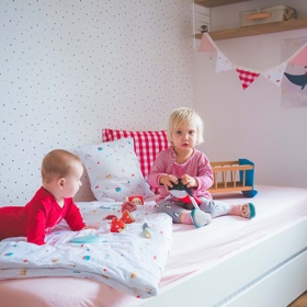 10:00 – Dopoledne holčičí duo vyřizuje nákupy, návštěvy u doktora nebo si užívá rodinné návštěvy. „To je pak vždycky veliká radost si pohrát, třeba s malinkým bratrancem Davídkem.“
10:00 – Dopoledne holčičí duo vyřizuje nákupy, návštěvy u doktora nebo si užívá rodinné návštěvy. „To je pak vždycky veliká radost si pohrát, třeba s malinkým bratrancem Davídkem.“