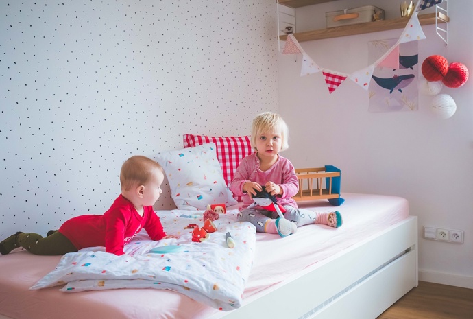 10:00 – Dopoledne holčičí duo vyřizuje nákupy, návštěvy u doktora nebo si užívá rodinné návštěvy. „To je pak vždycky veliká radost si pohrát, třeba s malinkým bratrancem Davídkem.“
