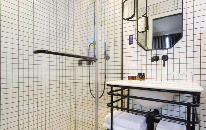 Koupelna evokuje éru elegantního Art Deco stylu.  
