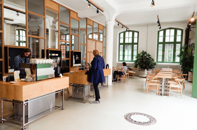 Bonanza Roastery Café, Berlín

Interiér berlínské kavárny navržený holandskou architektonickou firmou Modiste vás učaruje nejen nápaditým designem, v němž má každý barista svůj speciální výdejní pult, ale taky bohatou nabídkou nápojů, jídel a kávou z Etiopie, Keňy a Panamy, která se praží přímo v kavárně. 
