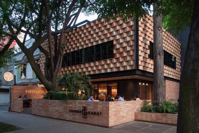 Tierra Garat, Mexico City

Autentické a stylové Mexiko zažijete ve čtvrti Colonia Roma (Mexico City) v luxusní kavárně Tierra Garat, v jejímž interiéru použil designér Héctor Esrawe teplé odstíny dřeva, kůže a taky na míru navržený nábytek a barový prostor.
