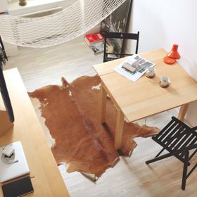 Stůl je rozkládací, takže se z domácího pracovního koutku a studovny rychle a snadno stane místo pro klidnou snídani ve dvou. Židle jsou naopak skládací, v případě potřeby tedy rychle vyklidí prostor.
Stůl je rozkládací, takže se z domácího pracovního koutku a studovny rychle a snadno stane místo pro klidnou snídani ve dvou. Židle jsou naopak skládací, v případě potřeby tedy rychle vyklidí prostor.
