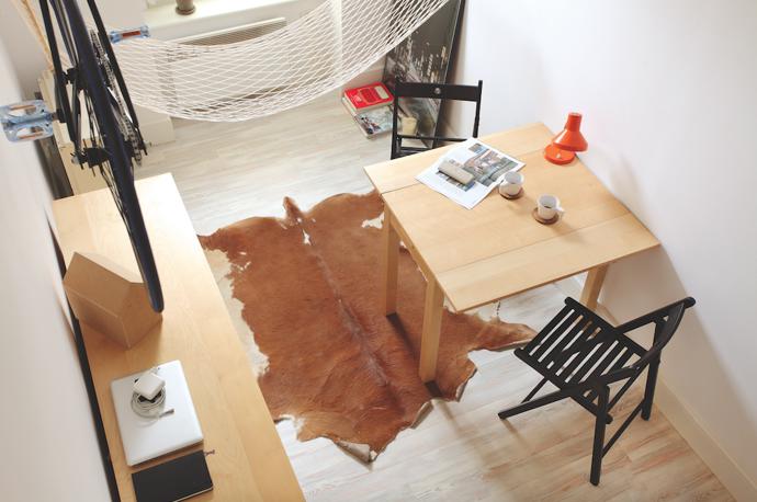 Stůl je rozkládací, takže se z domácího pracovního koutku a studovny rychle a snadno stane místo pro klidnou snídani ve dvou. Židle jsou naopak skládací, v případě potřeby tedy rychle vyklidí prostor.
Stůl je rozkládací, takže se z domácího pracovního koutku a studovny rychle a snadno stane místo pro klidnou snídani ve dvou. Židle jsou naopak skládací, v případě potřeby tedy rychle vyklidí prostor.