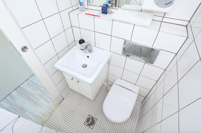 Koupelna je malá, ale nic jí nechybí.
Koupelna je malá, ale nic jí nechybí.