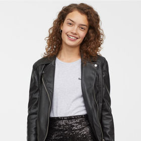 Sukni s flitry zkombinujte s křivákem (H&M, 399 Kč)
