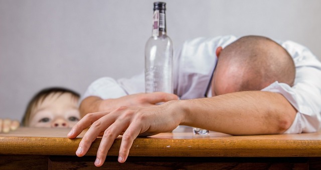 Alkohol k dětem nepatří: I symbolický přípitek může ublížit