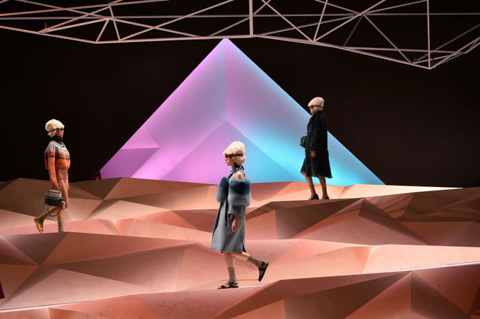 Anya Hindmarch autumn/winter 2017

Velká geometrická instalace měla imitovat sjezdovku na horách
