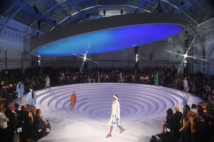 Anya Hindmarch spring/summer 2017

Na této přehlídce modelky chodily okolo spirálovité instalace

