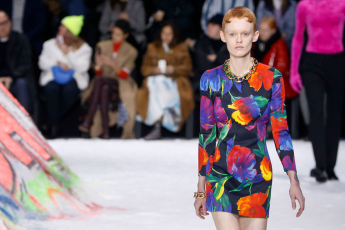 Balenciaga autumn/winter 2018

Graffiti, falešný sníh, neonové barvy a humanitární slogany
