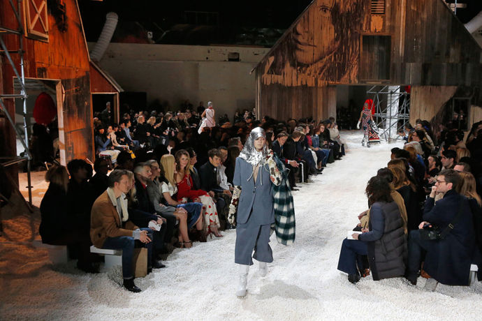 Calvin Klein 205W39NYC autumn/winter 2018

Na této přehlídce se modelky procházely v opravdovém popcornu
