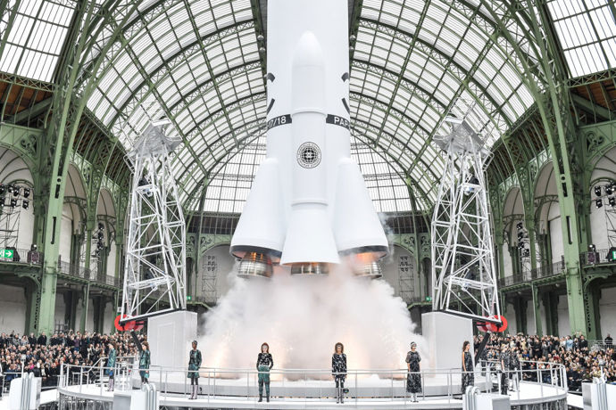 Chanel autumn/winter 2017

Opět Grand Palais, tentokrát s odletem až do vesmíru
