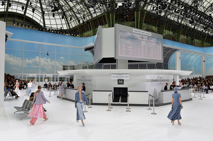 Chanel spring/summer 2016

Pařížský Grand Palais se změnil v letištní halu Chanel Airlines
