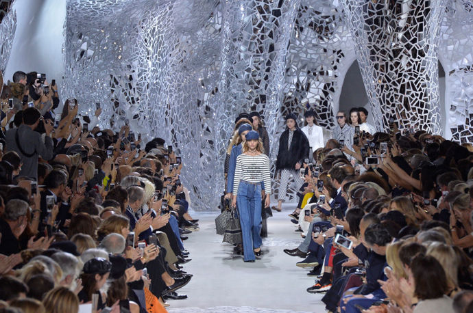 Christian Dior spring/summer 2018

V pařížském muzeu Rodin vytvořila Maria Grazia Chiuri zrcadlovou jeskyni.
