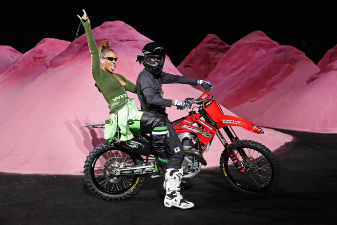Fenty x Puma spring/summer 2018

Rihanna na motorce mezi růžovými písečnými dunami
