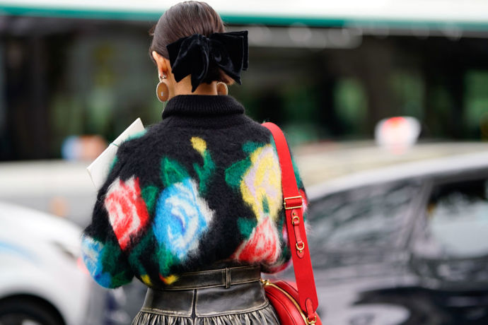 Prvky haute couture v každodenním looku

Zaměřit se na detaily a nechat je vyniknout, to je tajemství stylových outfitů letošního roku. Mašle ve vlasech, taft a žakár opustily do té doby pro ně vyhrazená přehlídková mola a vysoce společenské události a vydaly se do ulic.
