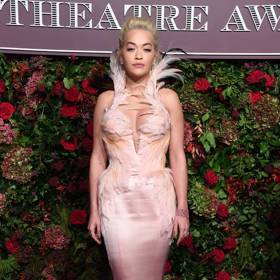 Na Evening Standard Theatre Awards si Rita oblékla tyto pudrově růžové šaty od Thierryho Muglera
