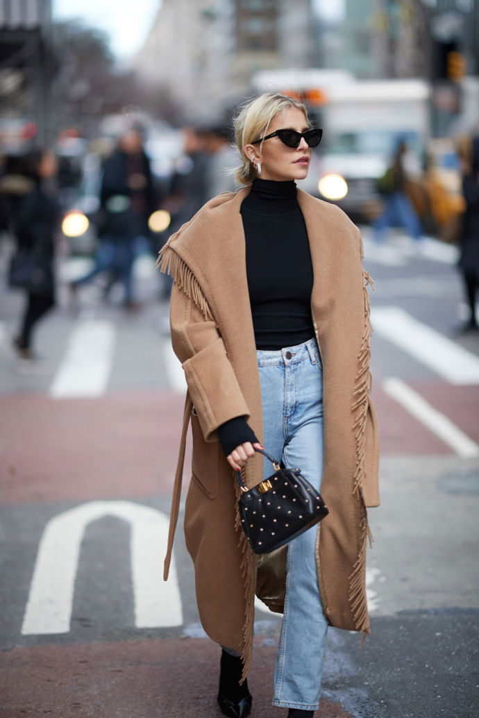 Černý rolák, velbloudí kabát, mom jeans do pasu a černé kotníkové boty - nejklasičtější outfit ze všech
Černý rolák, velbloudí kabát, mom jeans do pasu a černé kotníkové boty - nejklasičtější outfit ze všech