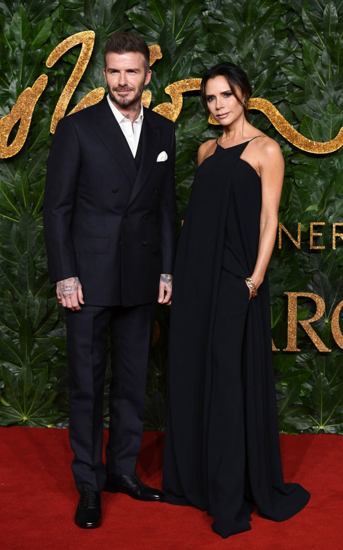 Bývalý fotbalista David Beckham v obleku Alexander McQueen a módní návrhářka Victoria Beckham v kompletu, který si sama navrhla
