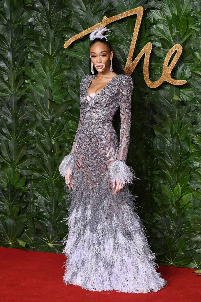 Modelka Winnie Harlow v šatech Atelier Versace
