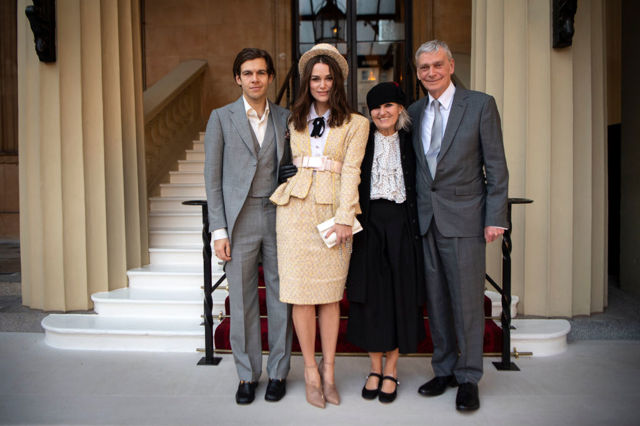 Keira Knightley převzala Řád britského impéria v nestárnoucím kostýmku Chanel