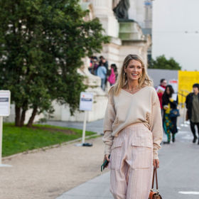Béžová přestala být nudnou

Díky jarním a letním kolekcím od Chanel, Chloé a Burberry už víme, že "celobéžový" look se stane ultimátním trendem příštího roku. Nicméně královny streetstylu byly jako vždy napřed a béžovou začaly nosit už letos.
