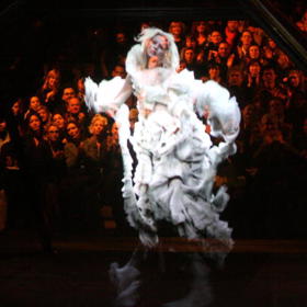 Alexander McQueen autumn/winter 2006
Hologram ve tvaru Kate Moss uzavíral celou show
Alexander McQueen autumn/winter 2006
Hologram ve tvaru Kate Moss uzavíral celou show