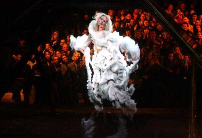 Alexander McQueen autumn/winter 2006

Hologram ve tvaru Kate Moss uzavíral celou show
