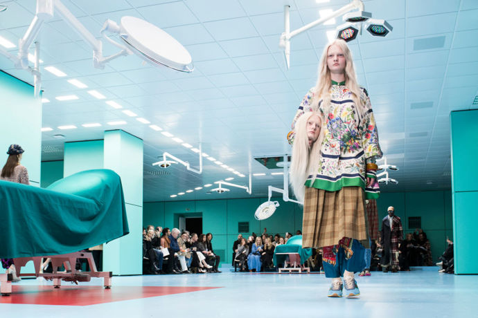 Gucci autumn/winter 2018

Jedna z nejvíce šokujících přehlídek poslední doby. Modelky nosily v náručí "své" hlavy a celá scéna vypadala jako operační sál.
