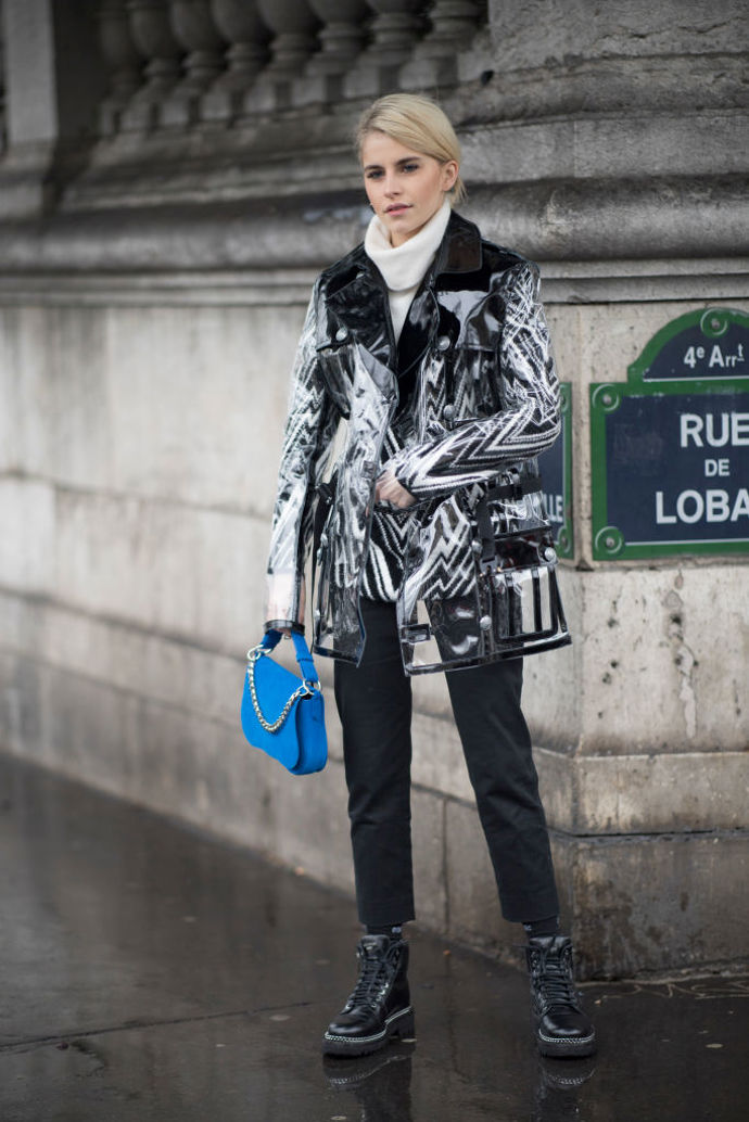 Bílý rolák s větším límcem se hodí ke každému outfitu
Bílý rolák s větším límcem se hodí ke každému outfitu
