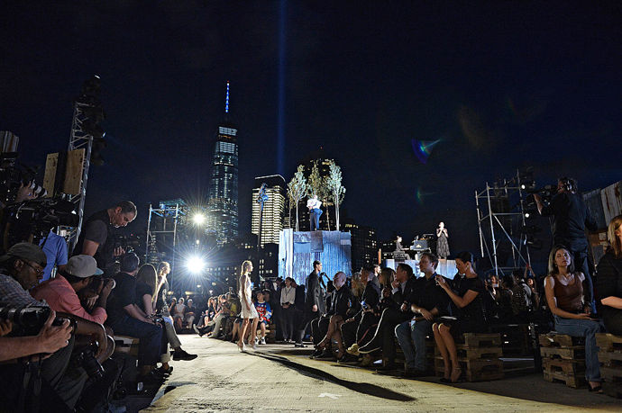 Givenchy spring/summer 2016

Na čtrnácté výročí událostí 11. září se konala přehlídka značky Givenchy, kde bylo v pozadí vidět nové One World Trade Center.
