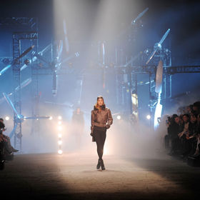 Hermès autumn/winter 2009
Industriální prostředí a aviatika charakterizovaly přehlídku Hermès v roce 2009
Hermès autumn/winter 2009
Industriální prostředí a aviatika charakterizovaly přehlídku Hermès v roce 2009