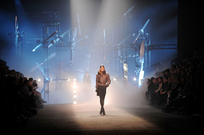 Hermès autumn/winter 2009

Industriální prostředí a aviatika charakterizovaly přehlídku Hermès v roce 2009
