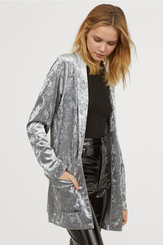 Sametové šedé sako (H&M, 899 Kč vás zahřeje.
