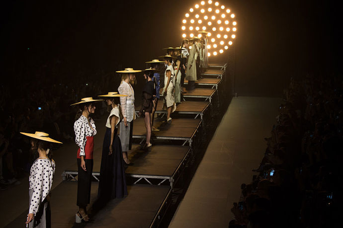 Jacquemus spring/summer 2017

Pozadím přehlídky značky Jacquemus se stalo velké oranžovo zářící slunce.

